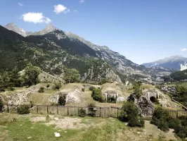 Ligne Maginot - REPLATON REDOUTE - (Blockhaus pour arme infanterie) - Vue sur la grille défensive et l'entrée de la redoute