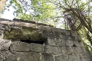 Ligne Maginot - REPLATON REDOUTE - (Blockhaus pour arme infanterie) - Le créneau du poste de tir percé dans le mur d'enceinte de la redoute
