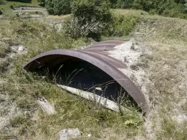 Ligne Maginot - REPLATON REDOUTE - (Blockhaus pour arme infanterie) - Vestige d'un petit abri en tôle métro servant probablement d'observatoire