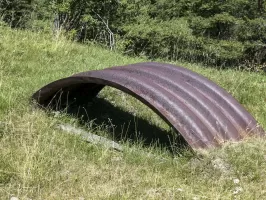 Ligne Maginot - REPLATON REDOUTE - (Blockhaus pour arme infanterie) - Vestige d'un petit abri en tôle métro servant probablement d'observatoire