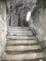 Ligne Maginot - REPLATON REDOUTE - (Blockhaus pour arme infanterie) - Magasin sous roc 
Deux plans en faïence dans la chicane de l'escalier permettent l'éclairage naturel du magasin par réflexion de la lumière solaire
