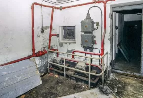 Ligne Maginot - SAINT ANTOINE - (Ouvrage d'artillerie) - Bloc EHM
Créneau FM de défense intérieur du garage et pompes à gasoil