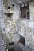 Ligne Maginot - SAINT ANTOINE - (Ouvrage d'artillerie) - Bloc 1
Créneaux de 75 et de 81 superposés
L'issue de secours est visible en fond de fossé