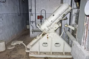 Ligne Maginot - SAINT ANTOINE - (Ouvrage d'artillerie) - Bloc 1
Etage intermédiaire
Chambre de tir Ouest pour mortiers de 81
Mortier de droite