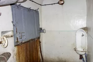 Ligne Maginot - SAINT ANTOINE - (Ouvrage d'artillerie) - Bloc 1
Locaux souterrains
Trappe d'évacuation des douilles vides