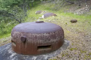 Ligne Maginot - SAINT ANTOINE - (Ouvrage d'artillerie) - Bloc 2
Cloche VDP
Au second plan une cloche de prise d'air et les deux cloches JM