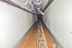 Ligne Maginot - SAINT ANTOINE - (Ouvrage d'artillerie) - Galerie principale
Les plaques recouvrant la conduite des eaux usées ont disparus