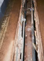 Ligne Maginot - SAINT ANTOINE - (Ouvrage d'artillerie) - Vue du collecteur principal de l'égout circulant dans un carneau dans le radier de la galerie