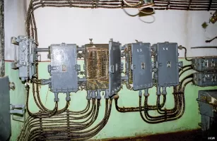 Ligne Maginot - SAINT ANTOINE - (Ouvrage d'artillerie) - Le central téléphonique
Le répartiteur téléphonique principal de l'ouvrage et les boitiers de protection