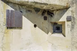 Ligne Maginot - SAINT GOBAIN - (Ouvrage d'infanterie) - Bloc 3
A gauche, protégée par une plaque, la prise d'air des blocs 2 et 3, au centre le créneau optique, à droite le créneau FM