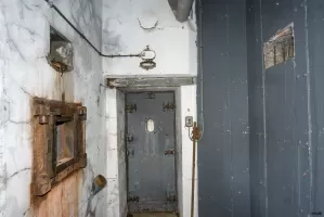 Ligne Maginot - SAPEY - (Ouvrage d'artillerie) - Entrée EMH
Couloir de l'entrée hommes avec créneau et possibilité de monter un bi-rail