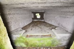 Ligne Maginot - DACHSECK 1 - (Blockhaus pour canon) - Chambre de tir
L'assise bétonnée avec les logements pour les bêches du canon

