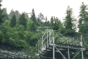 Ligne Maginot - TLFR - TéLéPHéRIQUE PONT-NUAZ - PAS-DU-ROC - (RESEAU - Téléphérique (ligne)) - Pont - Nuaz
La passerelle de protection au dessus de la route et les pylônes 1 et 2