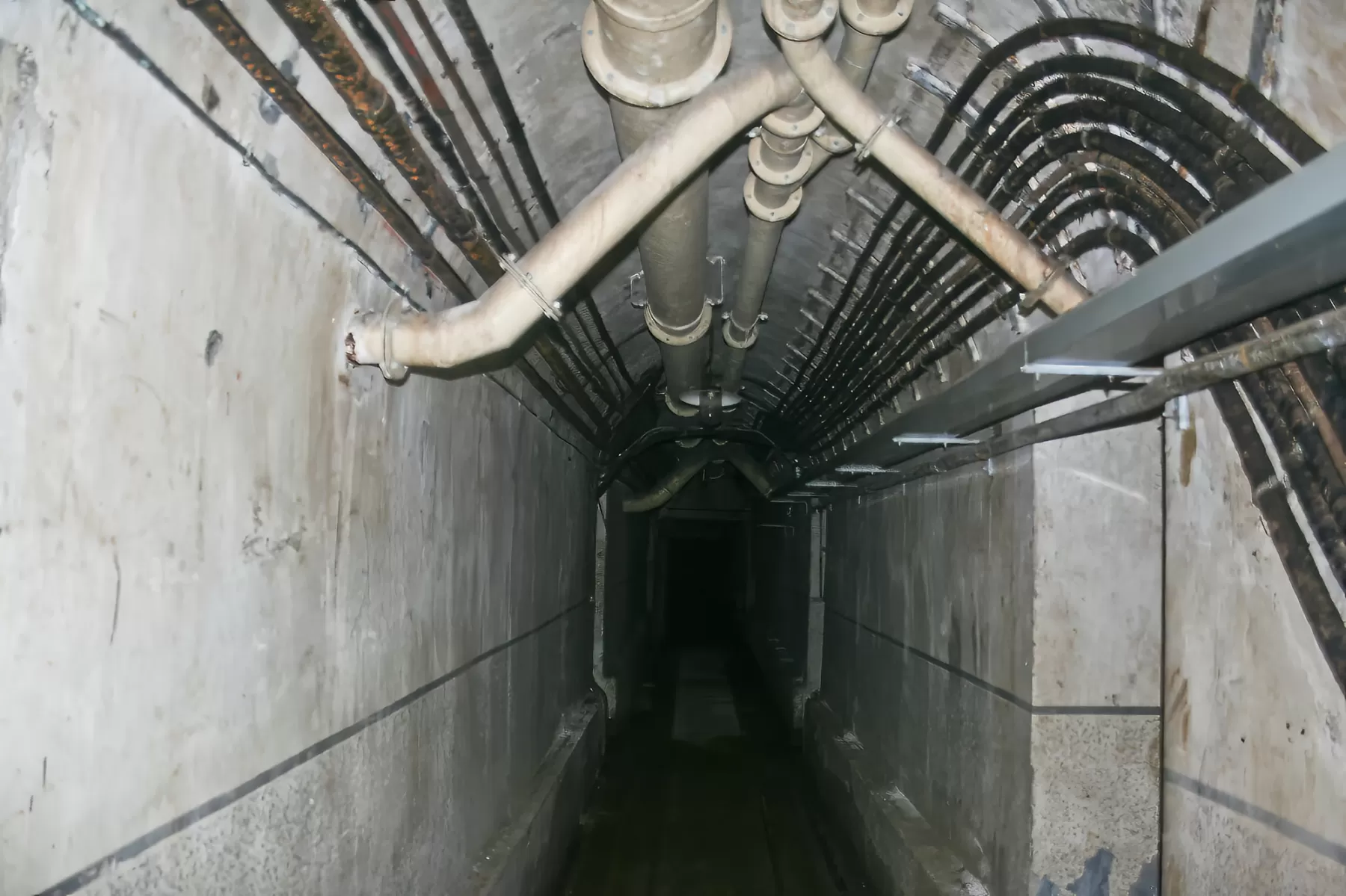 Ligne Maginot - MOLVANGE - A9 - (Ouvrage d'artillerie) - Bloc 2
Galerie
Le câblage moderne sur la droite a été mis en place dans les années 80 lors de la mise en place de l'antenne au-dessus du bloc 7 - Michel Teiten