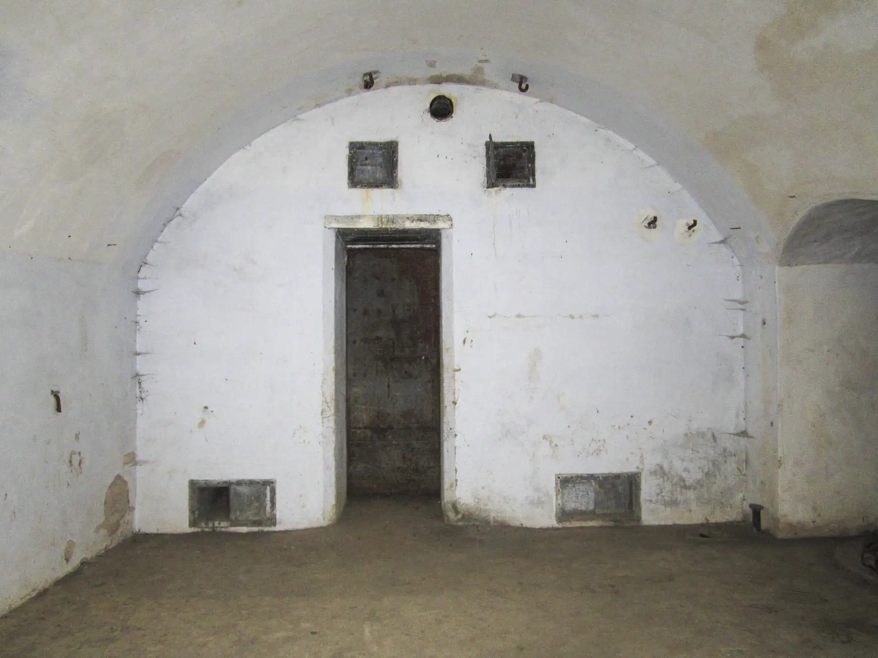 Ligne Maginot - I11 - (Abri) - Les murs des salles sont recouverts par un crépis qui à été en partie mise en peinture - Gregory Fuchs