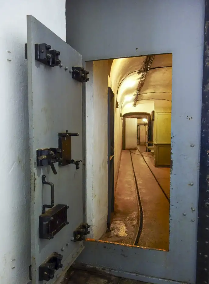 Ligne Maginot - SAINTE AGNES (SAG) - EO9 - (Ouvrage d'artillerie) - Bloc 1
Porte blindée vue vers la galerie principale - Michel Teiten