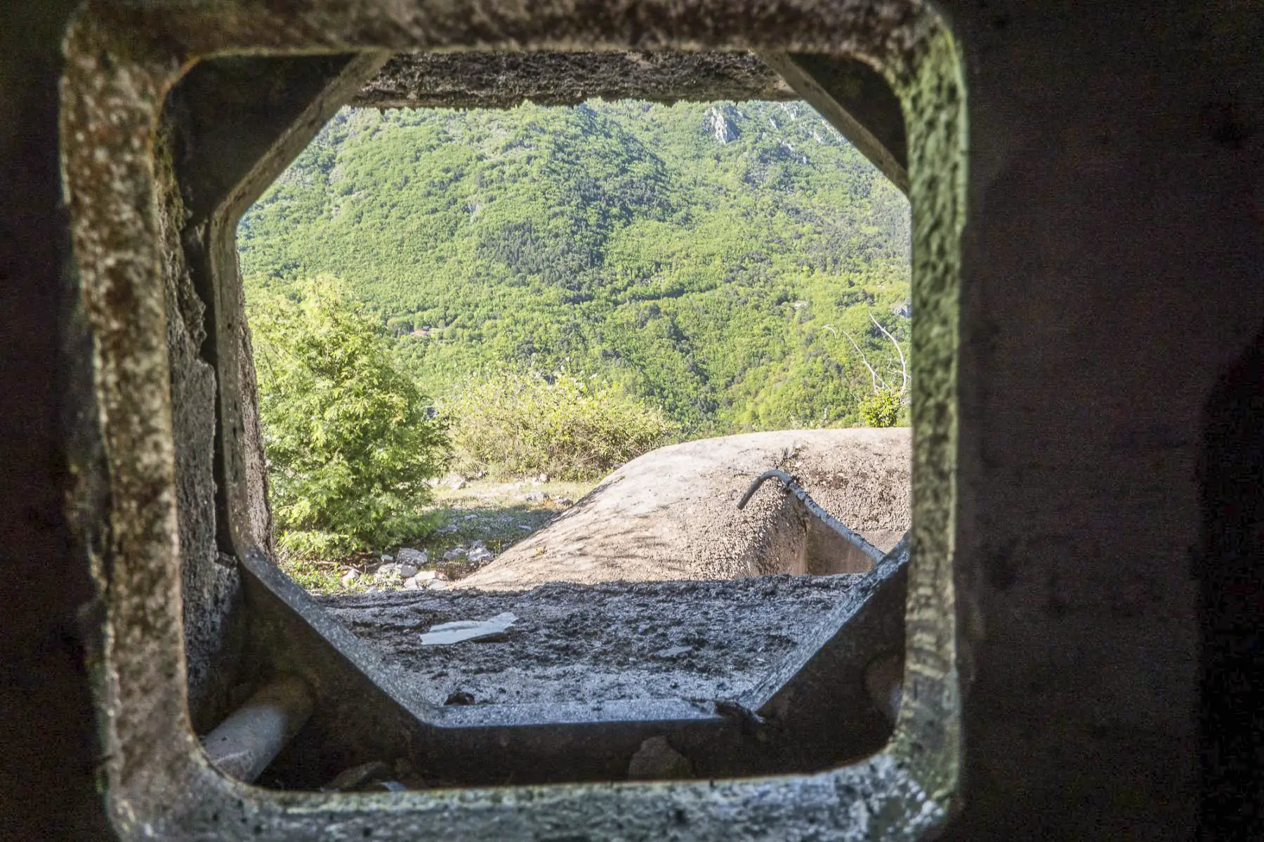 Ligne Maginot - BARBONNET (BT) - (Ouvrage d'artillerie) - Bloc 2
Vue à travers le créneau FM positionné près de la cloche GFM - Michel Teiten