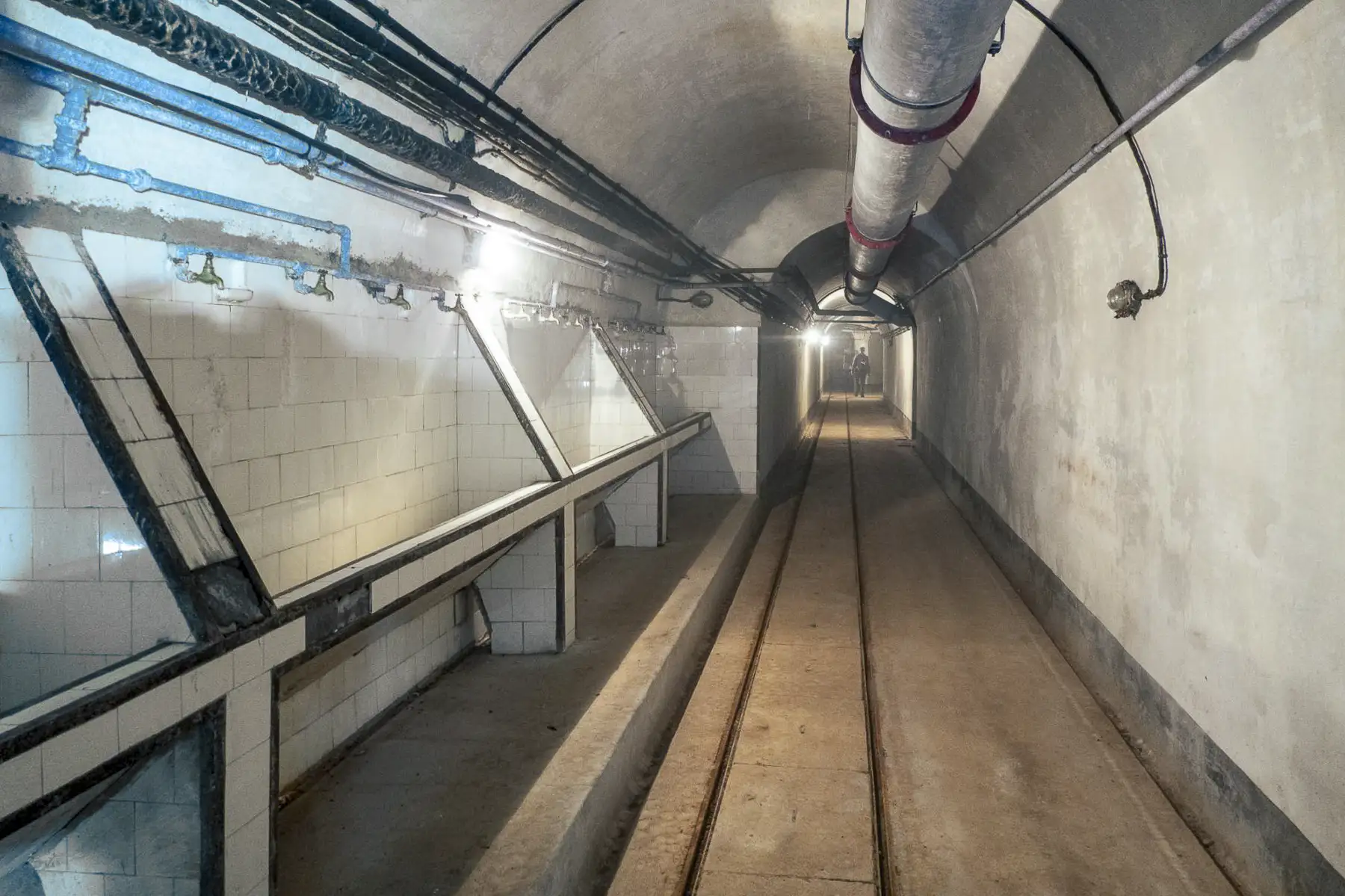 Ligne Maginot - BARBONNET (BT) - (Ouvrage d'artillerie) - Les lavabos dans la galerie principale - Michel Teiten