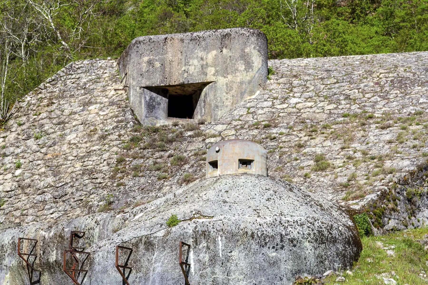 Ligne Maginot - GORDOLON (GN) - (Ouvrage d'artillerie) - Bloc 1
La cloche GFM est surmontée par le bloc cheminée - Michel Teiten