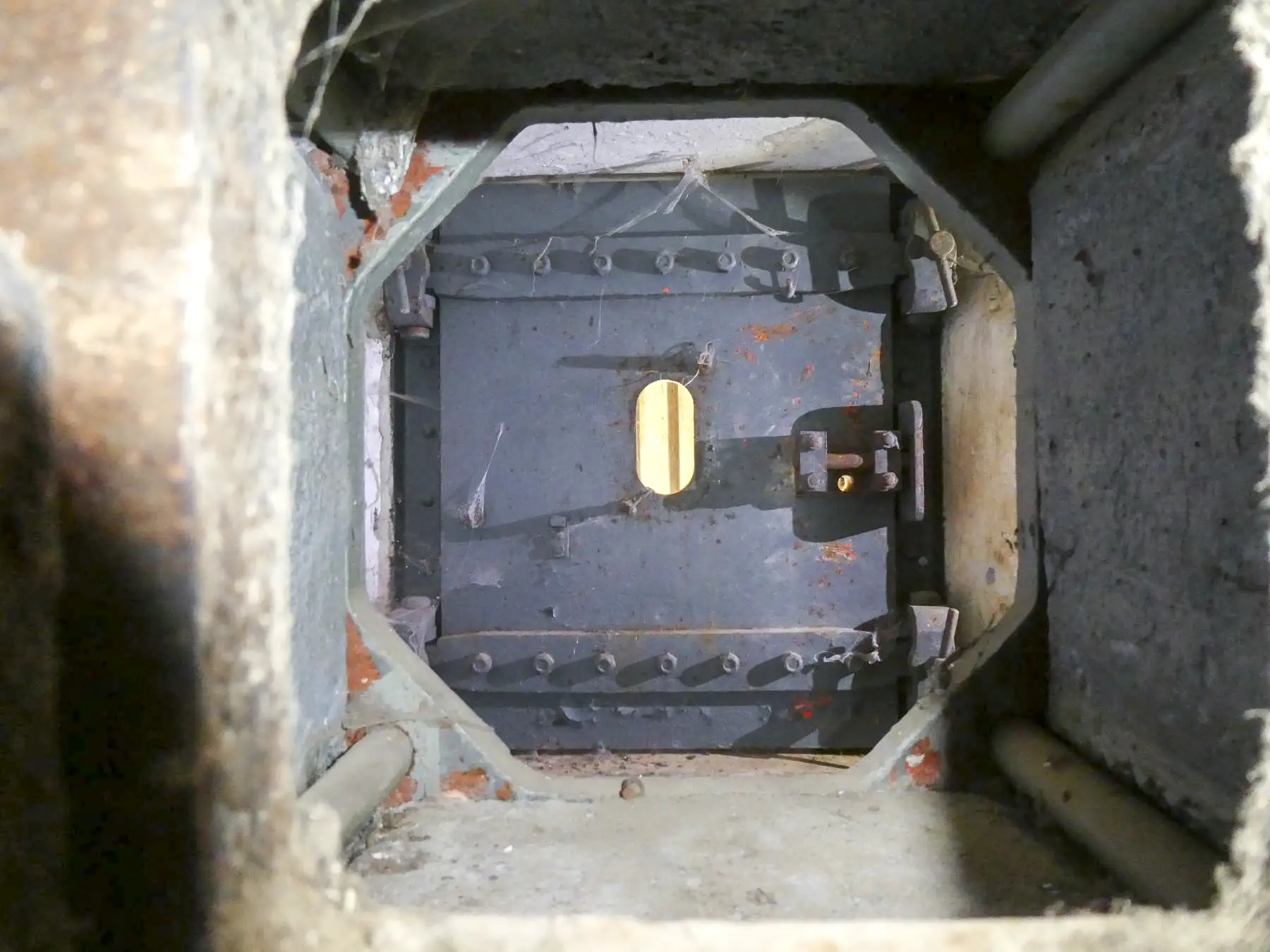 Ligne Maginot - GORDOLON (GN) - (Ouvrage d'artillerie) - Bloc 2
Issue de secours vue par le créneau FM de protection - ELLENA Daniel - CUNY Philippe