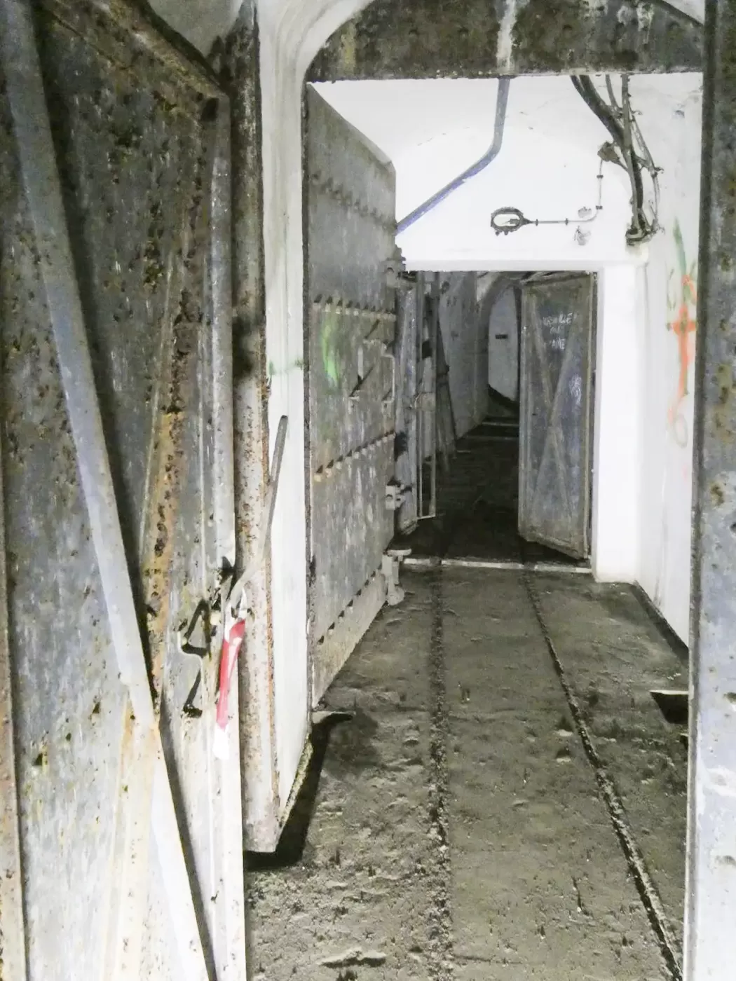 Ligne Maginot - GORDOLON (GN) - (Ouvrage d'artillerie) - Etage intermédiaire
Porte blindée et porte étanche donnant accès au bloc 2. - ELLENA Daniel - CUNY Philippe