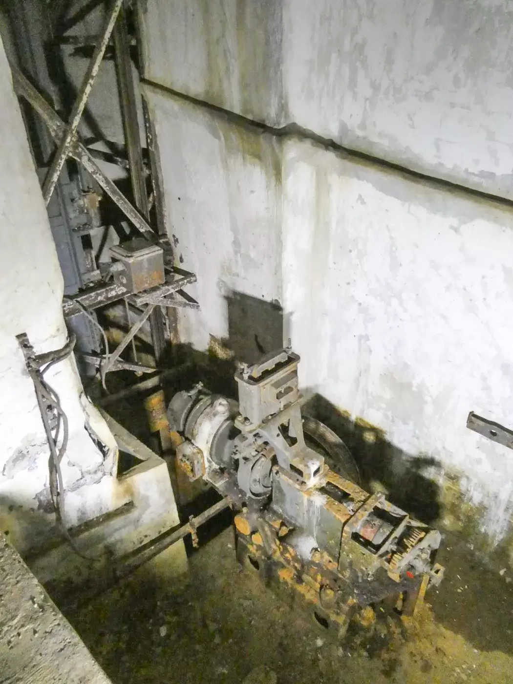 Ligne Maginot - GORDOLON (GN) - (Ouvrage d'artillerie) - Etage intermédiaire
Machinerie de l'ascenseur menant au bloc 2 - ELLENA Daniel - CUNY Philippe