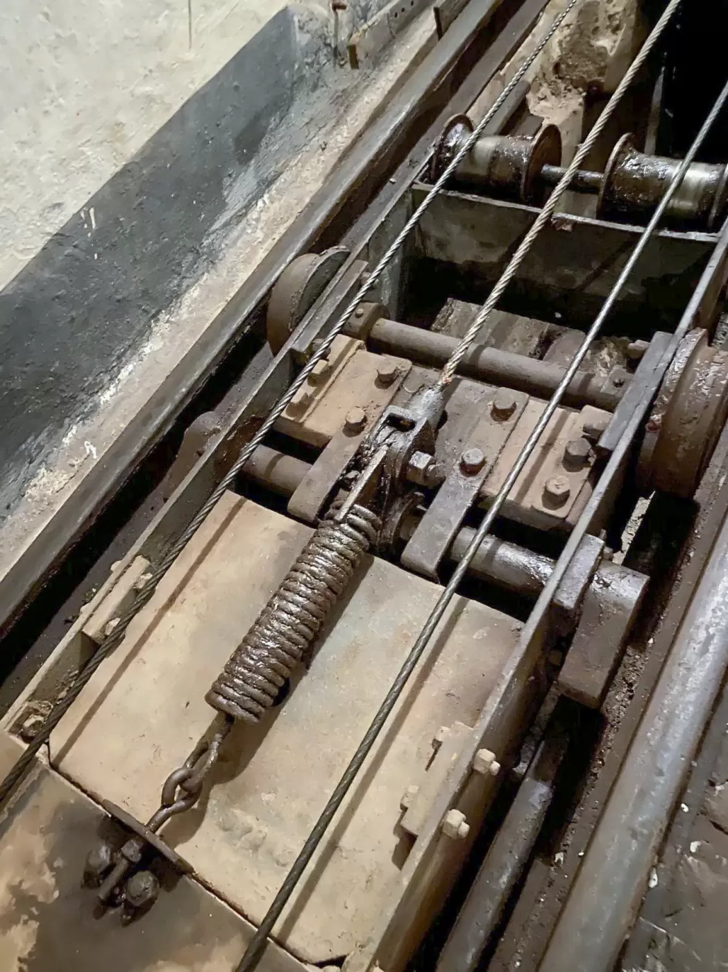 Ligne Maginot - SAINT ROCH (SHR) - (Ouvrage d'artillerie) - Le plan incliné desservant le bloc 4
Le  contrepoids, détail du système de freinage en cas de rupture du câble - Pascal LAMBERT