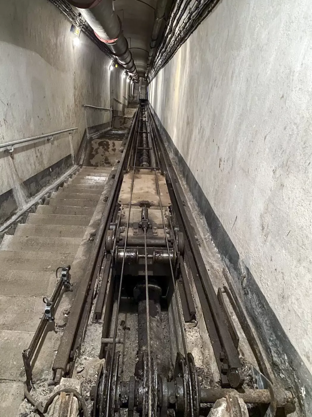 Ligne Maginot - SAINT ROCH (SHR) - (Ouvrage d'artillerie) - Le plan incliné desservant le bloc 4
Le début de la descente avec le contrepoids - Pascal LAMBERT
