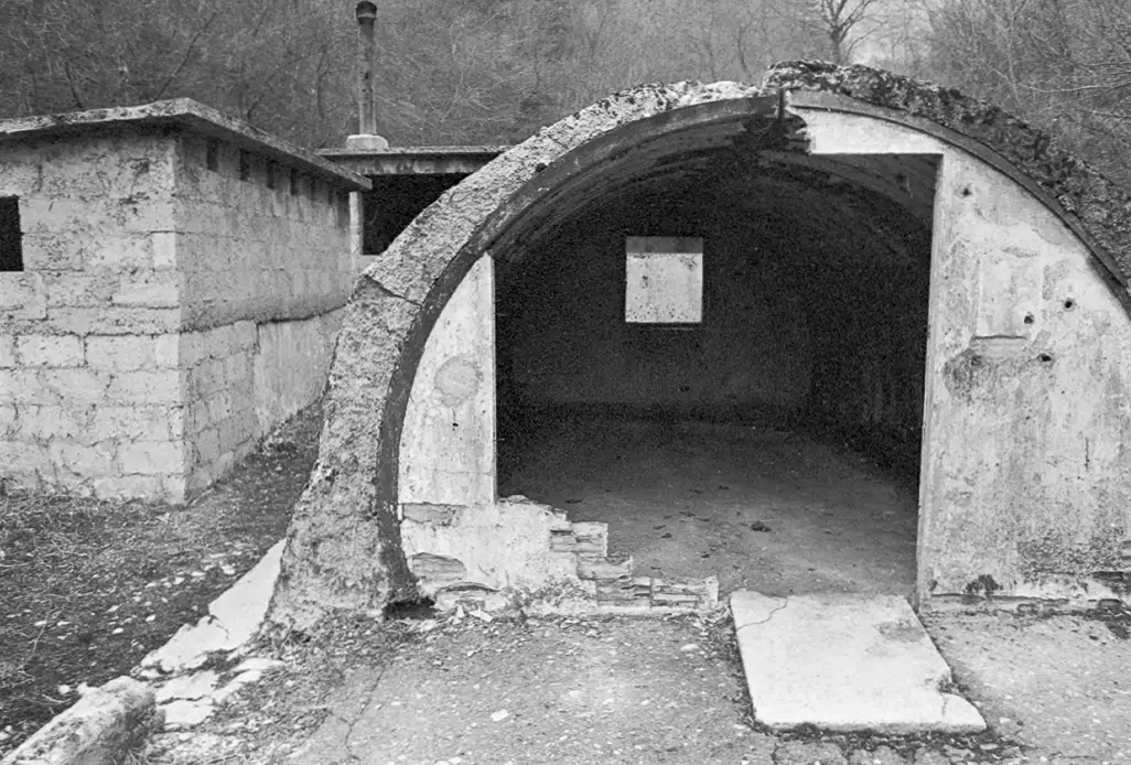 Ligne Maginot - SAINT ROCH - (Casernement) - Abri en tôle avant la reconstruction de son mur d'entrée. Au sol, au niveau de la porte, la dalle représentant un alpin. - Alain LOVINY