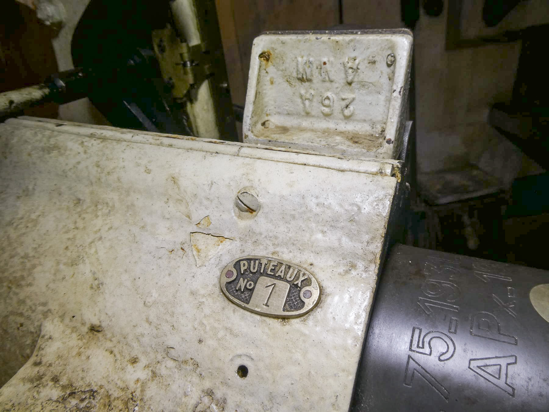 Ligne Maginot - AGAISEN (AN) - E03 - (Ouvrage d'artillerie) - Bloc 2
Pièce de 75 mle 31  N°1  - ELLENA Daniel - CUNY Philippe