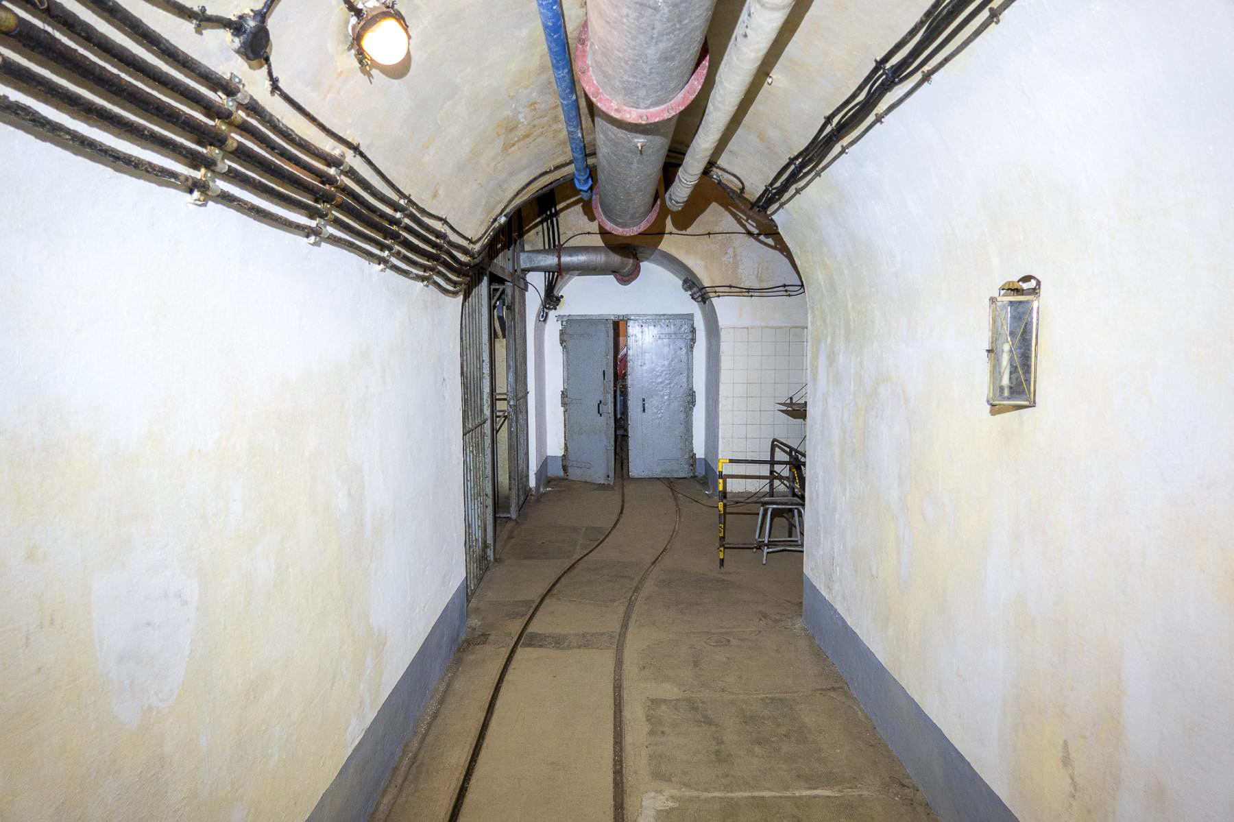 Ligne Maginot - AGAISEN (AN) - E03 - (Ouvrage d'artillerie) - Galerie vue vers l'entrée de l'ouvrage.
A gauche la salle des filtres, à droite les cuisines. - Michel Teiten
