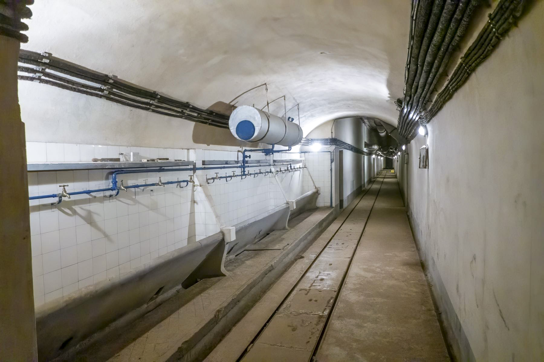 Ligne Maginot - AGAISEN (AN) - E03 - (Ouvrage d'artillerie) - Lavabos dans la galerie principale - Michel Teiten