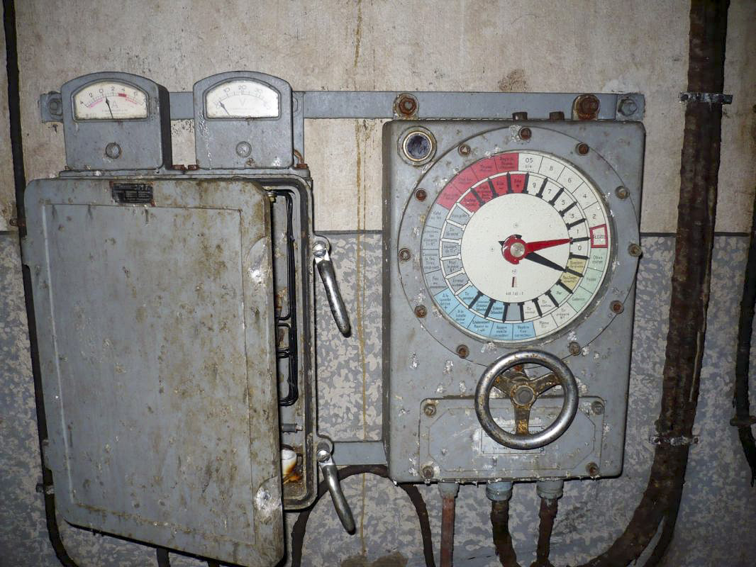 Ligne Maginot - Transmetteur d'ordre Carpentier - Ouvrage d'artillerie de FERMONT
Transmetteur d'ordre Carpentier avec son boitier d'alimentation à gauche