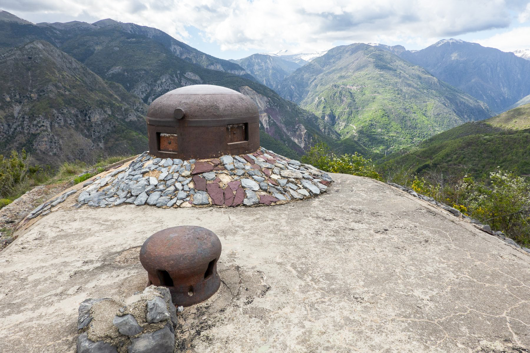Ligne Maginot - RIMPLAS (RS) - (Ouvrage d'artillerie) - Bloc 3
Cloche GFM et cloche de prise d'air - Michel Teiten