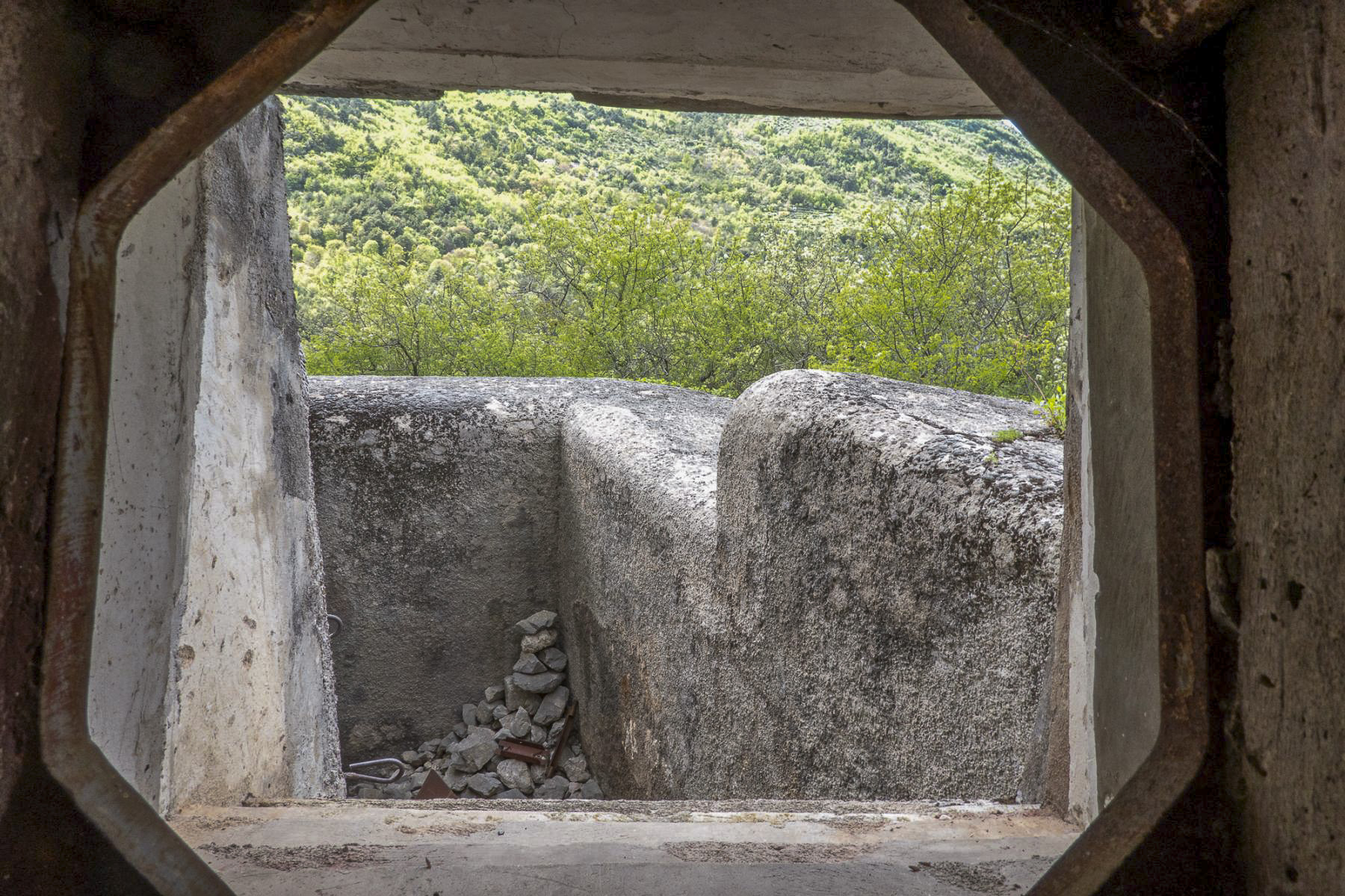 Ligne Maginot - CASTILLON (CN) - EO8 - (Ouvrage d'artillerie) - Bloc 3
Vue à travers le créneau FM de défense du fossé. La margelle du fossé diamant est  échancrée augmenter l'efficacité du tir - Michel Teiten