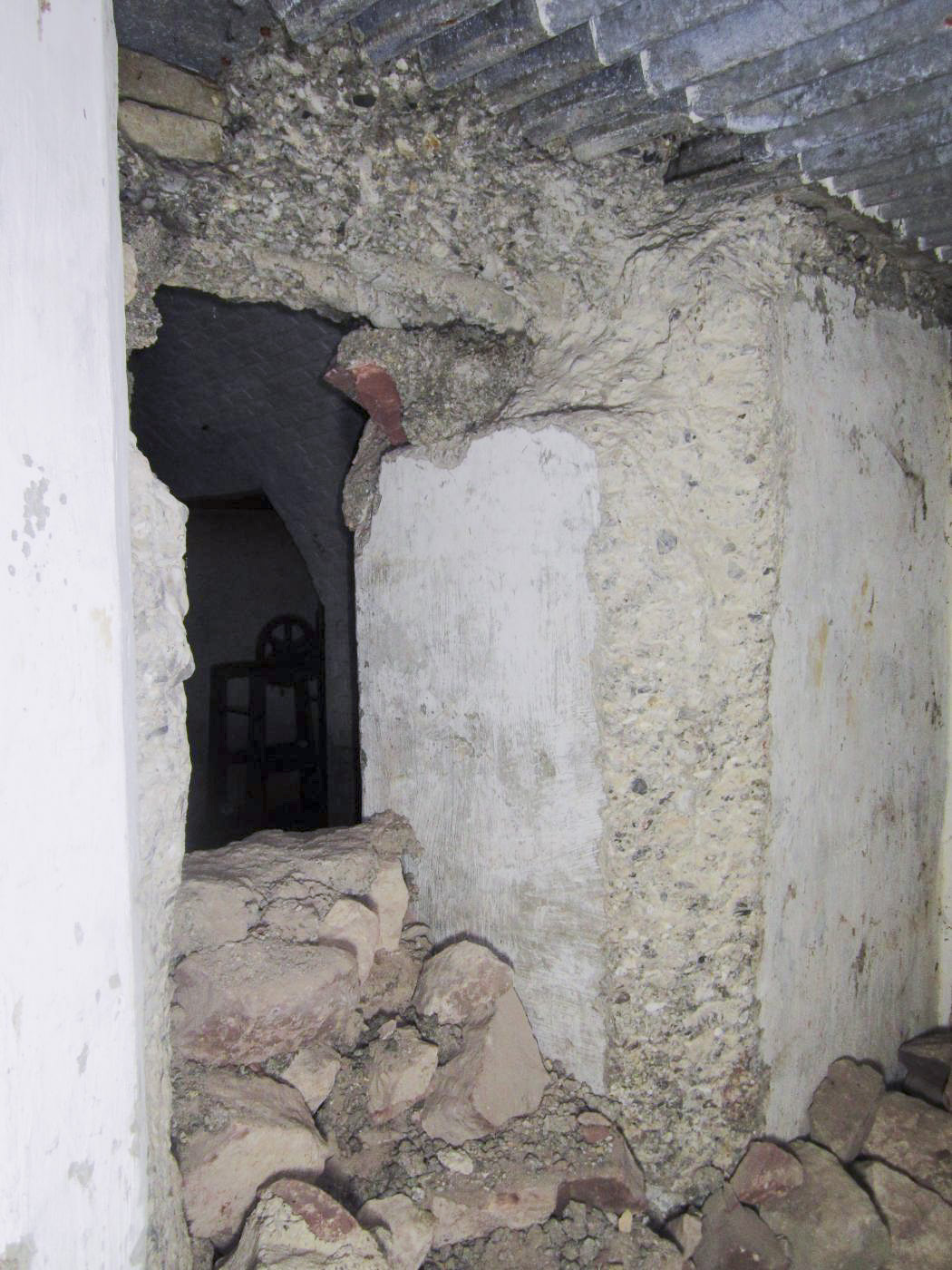Ligne Maginot - A33 - (Abri) - Salle de troupe à l'extrémité gauche
la porte blindée et son huisserie ont été démontés et réinstallés dans l'entrée renforcée - Gregory Fuchs