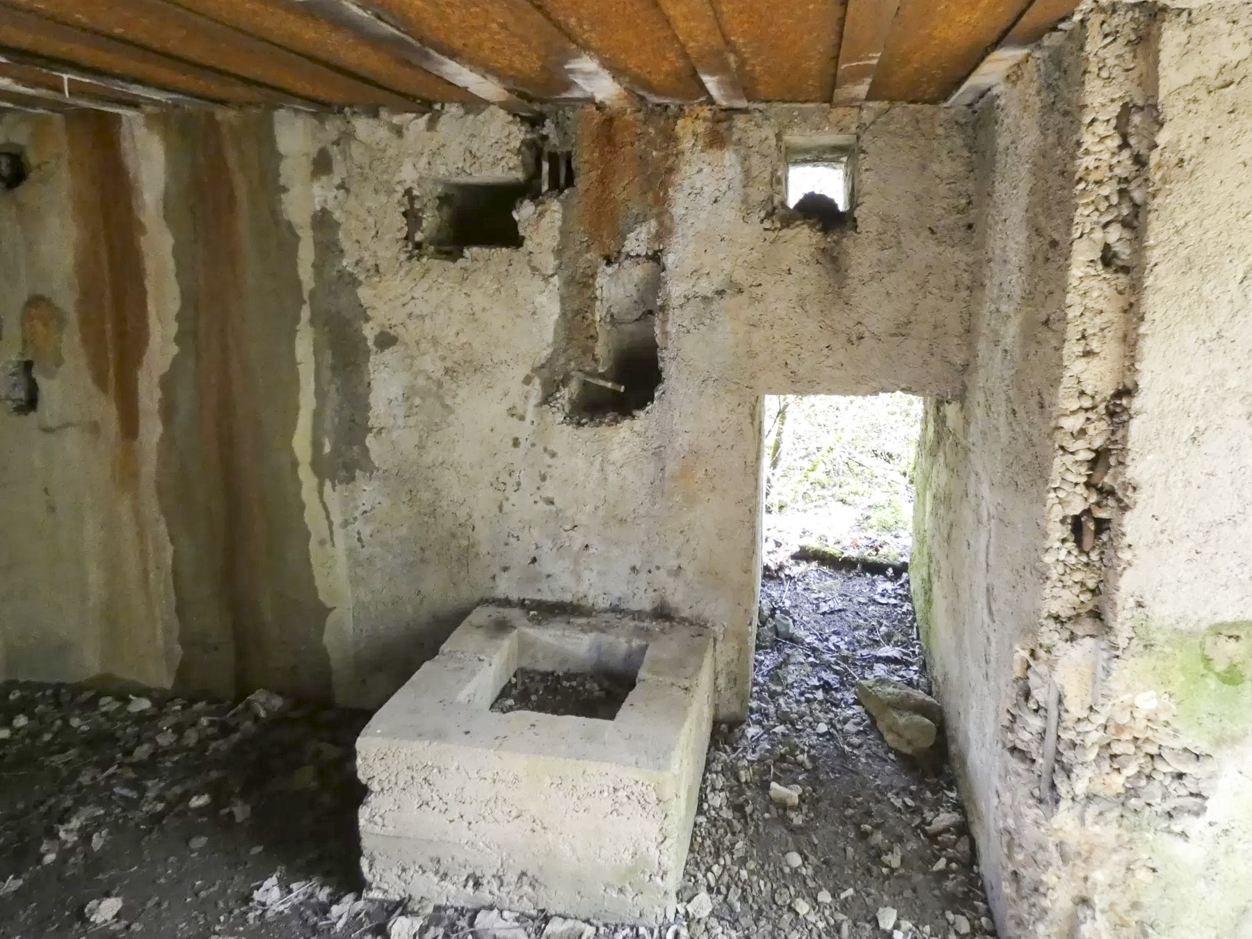 Ligne Maginot - CB313 - RASPICH - (Blockhaus pour canon) - Un plot de blocage et l'entrée hommes. - STENGER Mathieu