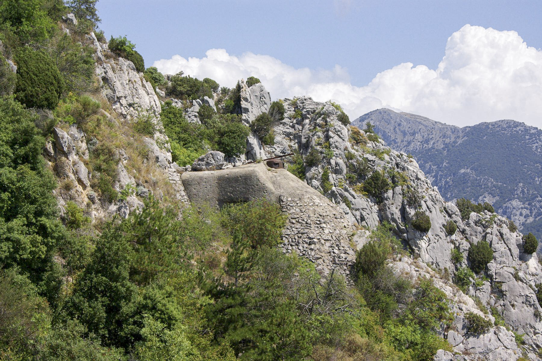 Ligne Maginot - SAINTE AGNES (SAG) - EO9 - (Ouvrage d'artillerie) - Bloc 4
Le bloc vu de la terrasse du Righi, qui est l'ancien mess des officiers en temps de paix - LISCH Frédéric