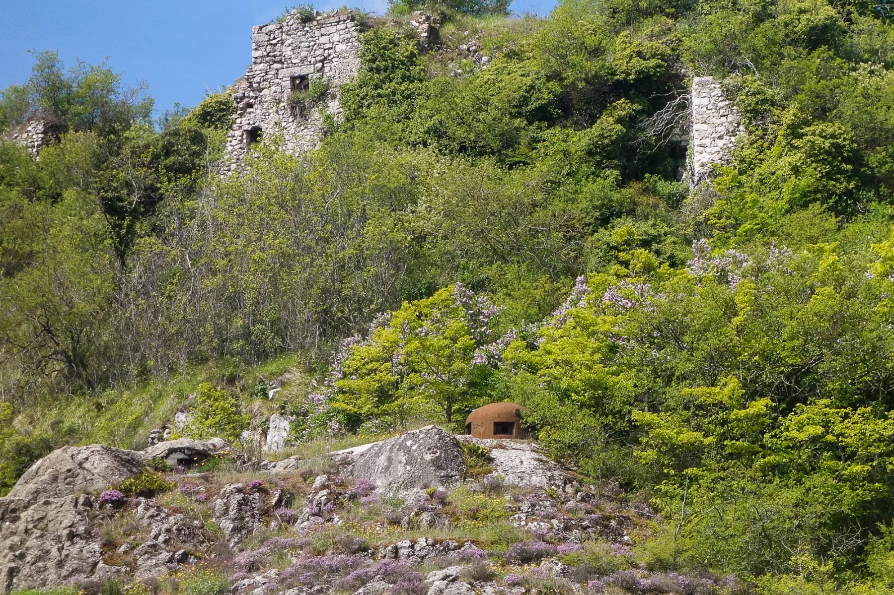 Ligne Maginot - CASTILLON (CN) - EO8 - (Ouvrage d'artillerie) - Bloc 5
Les deux cloches sont surplombées des ruines de l'ancien village de Castillon détruit par un tremblement de terre le 23 février 1887 - Michel Teiten