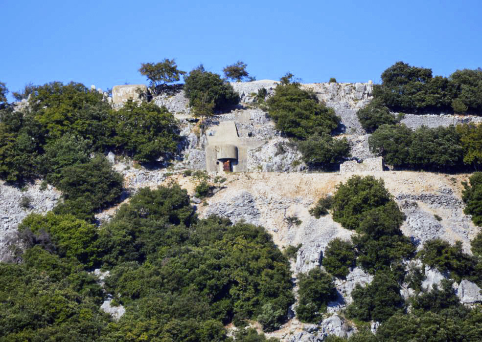 Ligne Maginot - PIC DE GARUCHE - (Observatoire d'artillerie) - Le bloc d'entrée au centre, sur la gauche le bloc cheminée.
Les ruines d'un bâtiment sont visibles sur la droite - ukmaginot