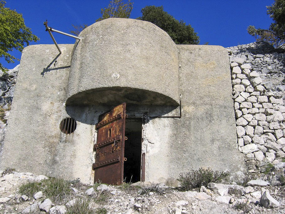 Ligne Maginot - PIC DE GARUCHE - (Observatoire d'artillerie) - L'entrée vue de face, noter le départ aérien pour une ligne électrique ou téléphonique probablement destinée à des baraquements extérieurs - Serge FORNERIS