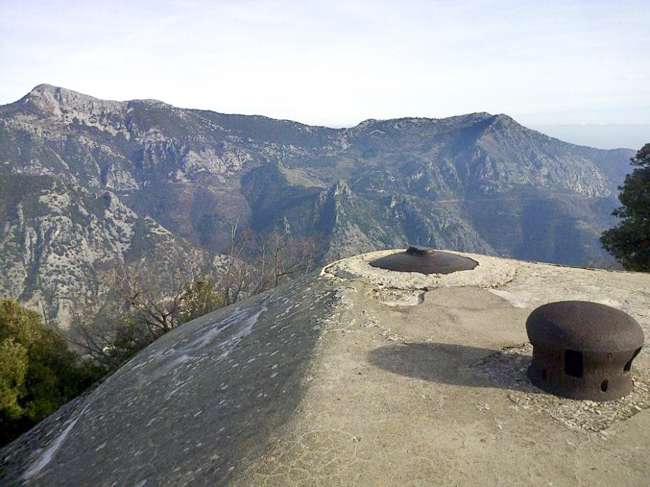 Ligne Maginot - PIC DE GARUCHE - (Observatoire d'artillerie) - L'observatoire avec sa cloche VP et le champignon de prise d'air - ROMERO Sebastien