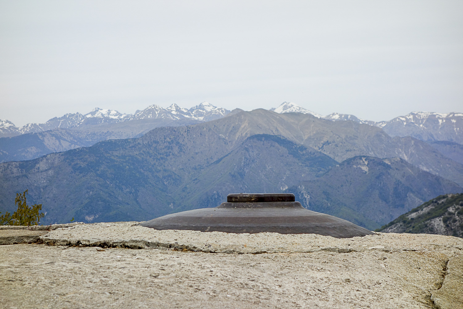 Ligne Maginot - PIC DE GARUCHE - (Observatoire d'artillerie) - Gros plan de la cloche VDP.
On aperçoit le plateau du Monte Grosso juste à la droite de cloche. - Michel Teiten