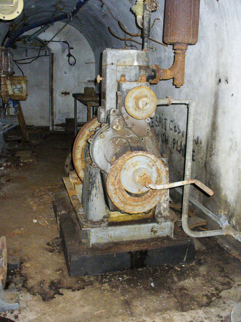 Ligne Maginot - PIC DE GARUCHE - (Observatoire d'artillerie) - Le reste du groupe électrogène à moteur Baudouin DB 1 alimentant l'ouvrage - Marc ENDINGER