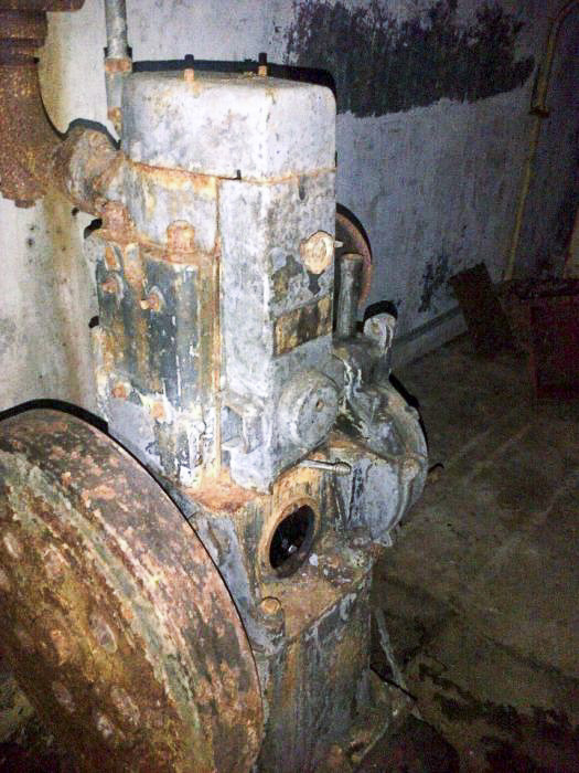 Ligne Maginot - PIC DE GARUCHE - (Observatoire d'artillerie) - Le reste du groupe électrogène à moteur Baudouin DB 1 alimentant l'ouvrage - ROMERO Sebastien