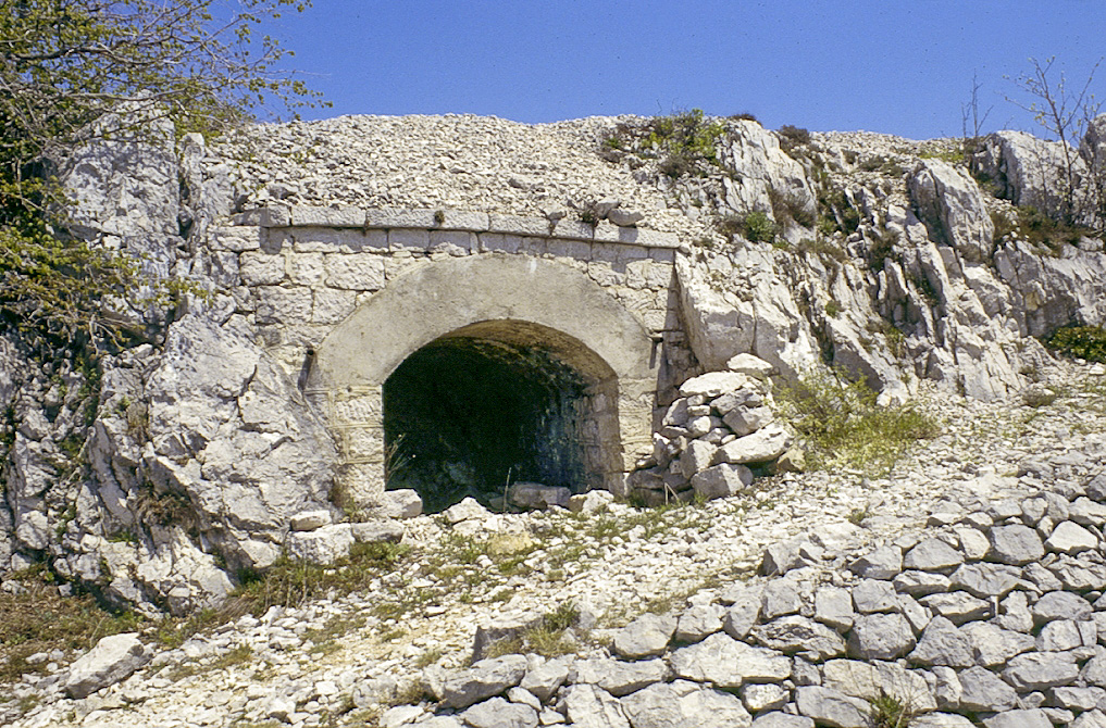Ligne Maginot - PIC DE GARUCHE - (Observatoire d'artillerie) - Anciens abri à 50 mètres de l'entrée de l'ouvrage - Alain Loviny