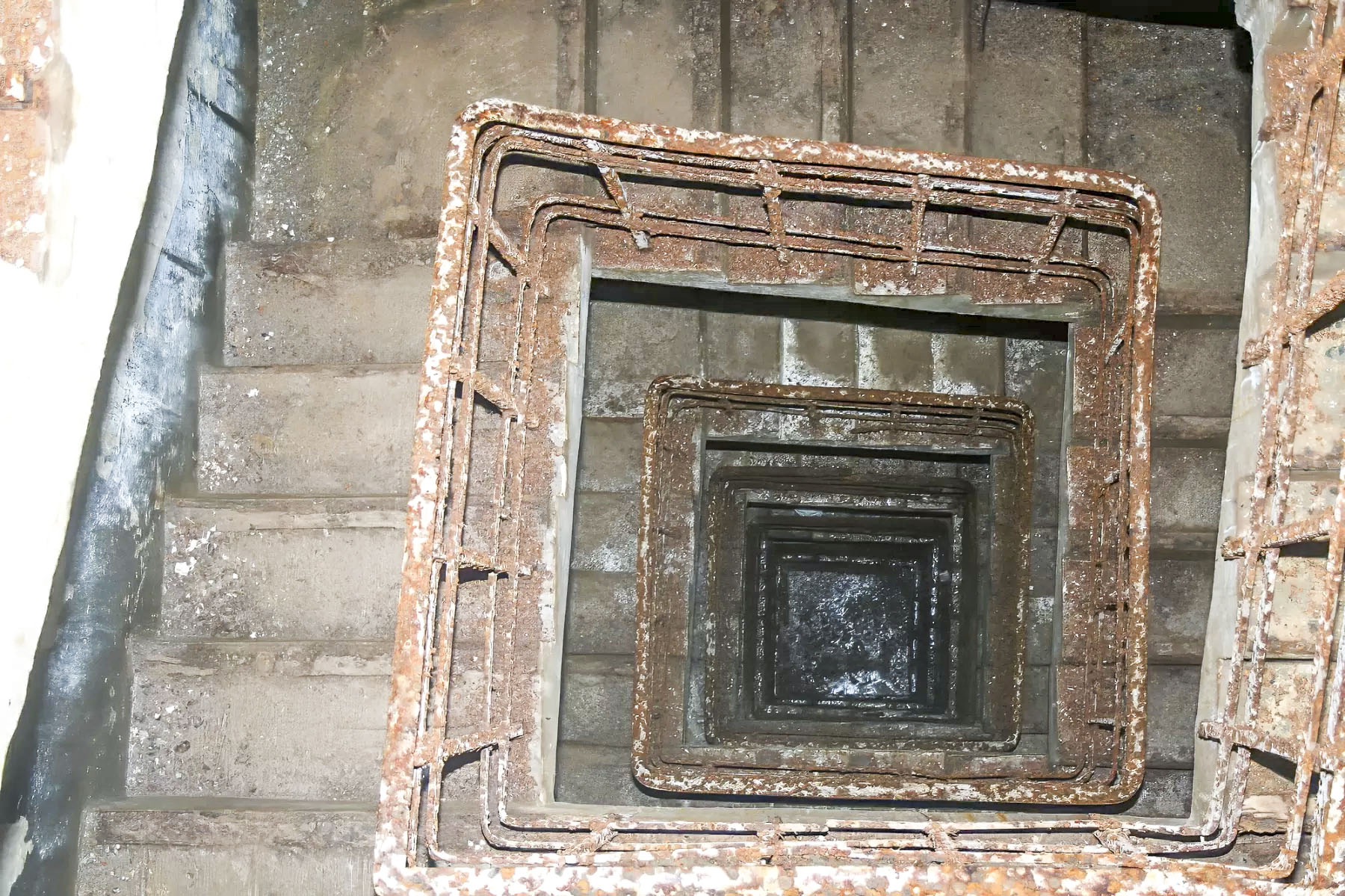 Ligne Maginot - GALGENBERG - A15 - (Ouvrage d'artillerie) - Bloc 1
Puits d'accès aux dessous du bloc - Michel Teiten