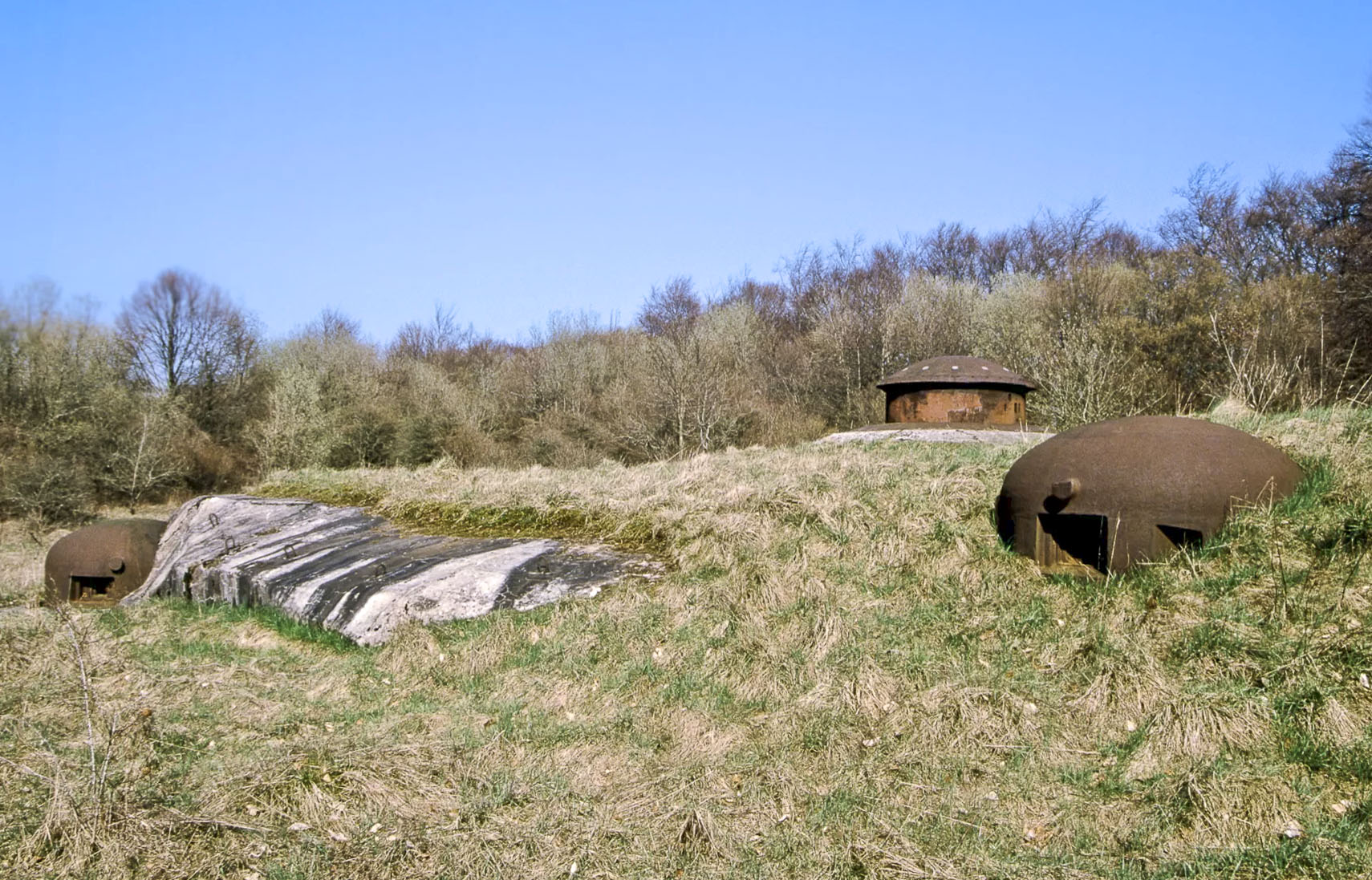 Ligne Maginot - MOLVANGE - A9 - (Ouvrage d'artillerie) - Bloc 6
Vue d'ensemble avec, de gauche à droite, la cloche GFM, la tourelle mitrailleuse et la cloche JM - Michel Teiten