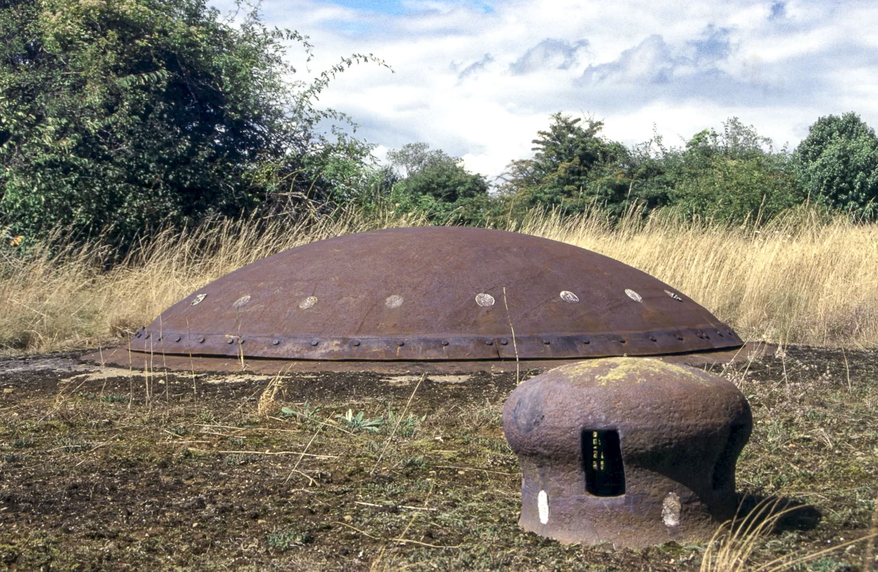 Ligne Maginot - MOLVANGE - A9 - (Ouvrage d'artillerie) - Bloc 5
Tourelle de 75 et champignon de prise d'air - Michel Teiten
