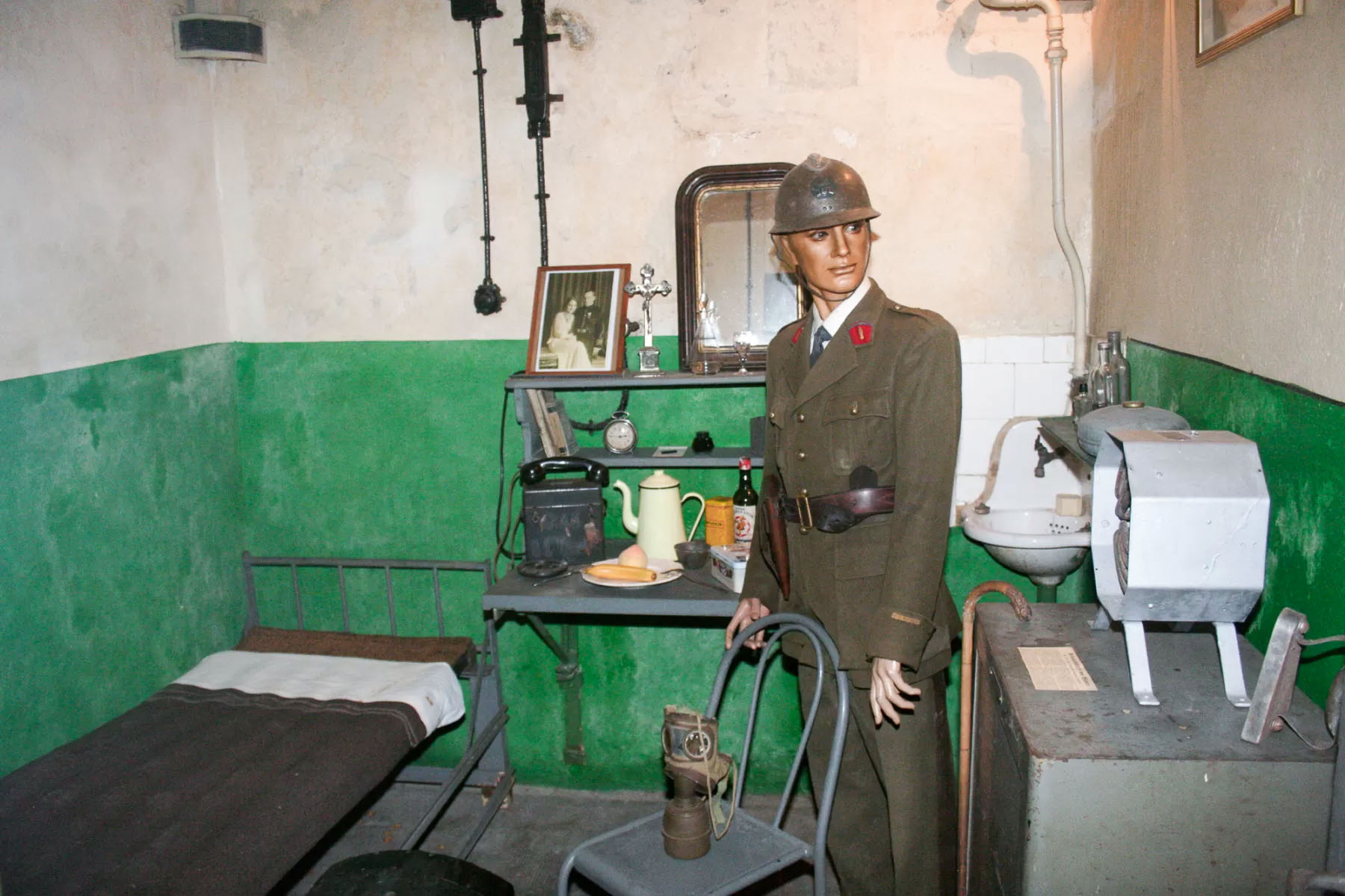 Ligne Maginot - IMMERHOF - A10 - (Ouvrage d'infanterie) - Casernement
Chambre du commandant Pierre Réquiston commandant l'ouvrage  - Michel Teiten